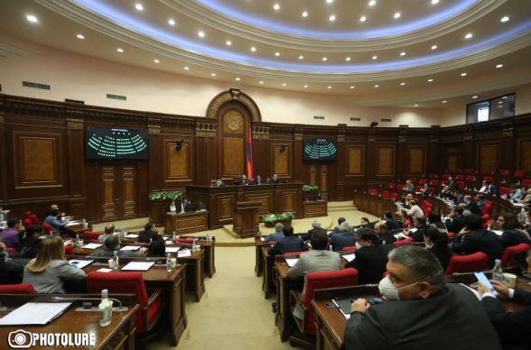 «На заседании НС должен обсуждаться лишь вопрос отставки Никола Пашиняна»: оппозиция бойкотирует повестку дня заседания парламента (видео)
